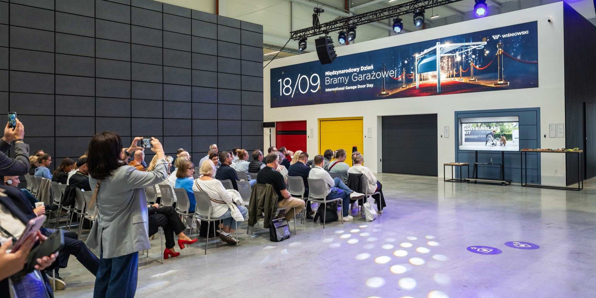 WIŚNIOWSKI eröffnet den Internationalen Tag des Garagentores – ein neues Fest für Sicherheit und Technologie