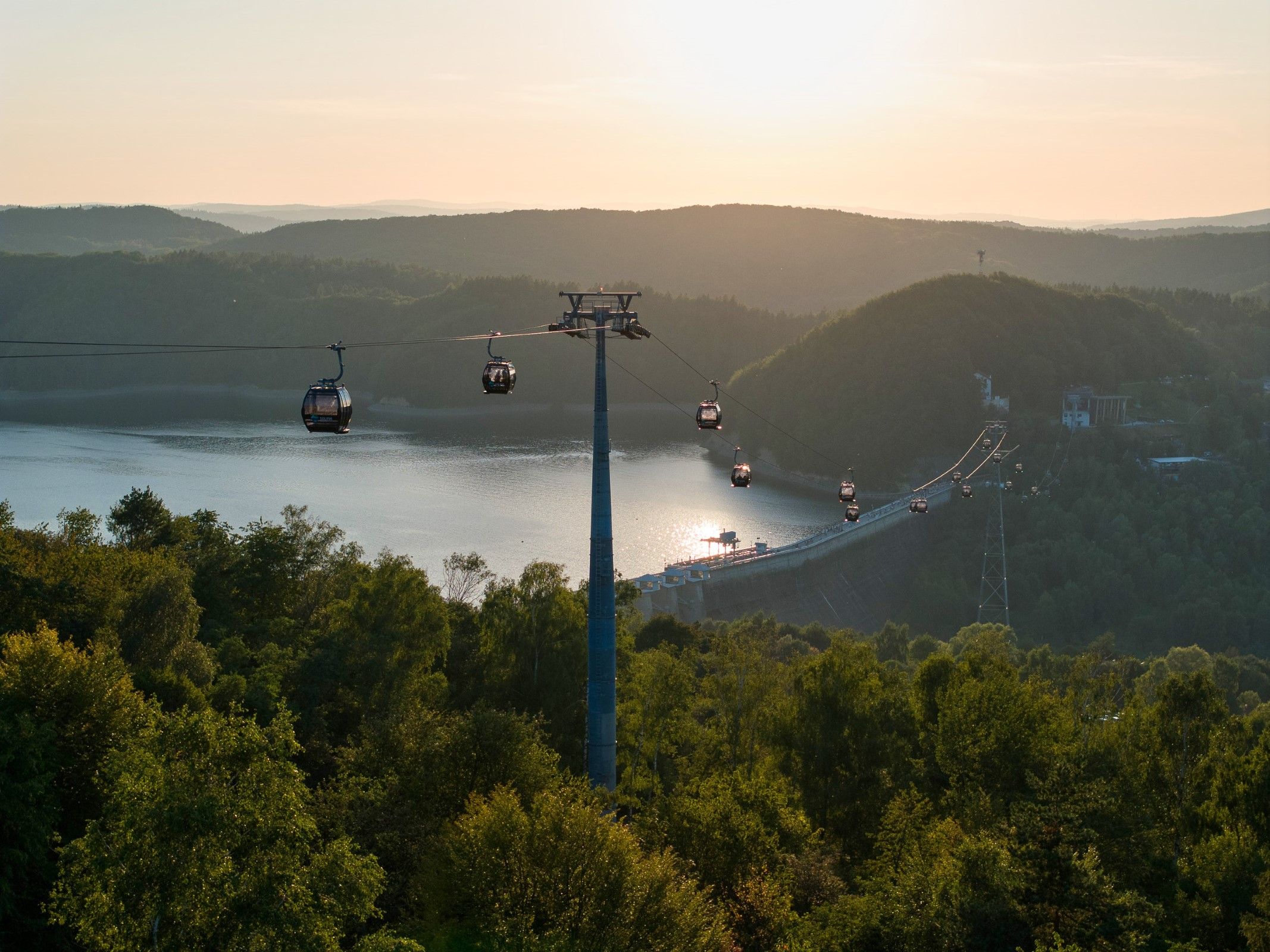 Bergpanorama mit Produkten von WIŚNIOWSKI