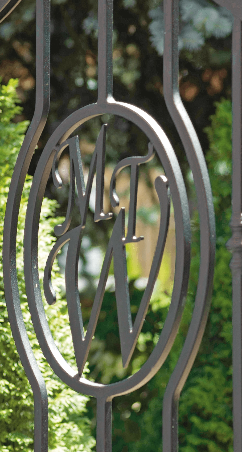 Initialen im Zauntor