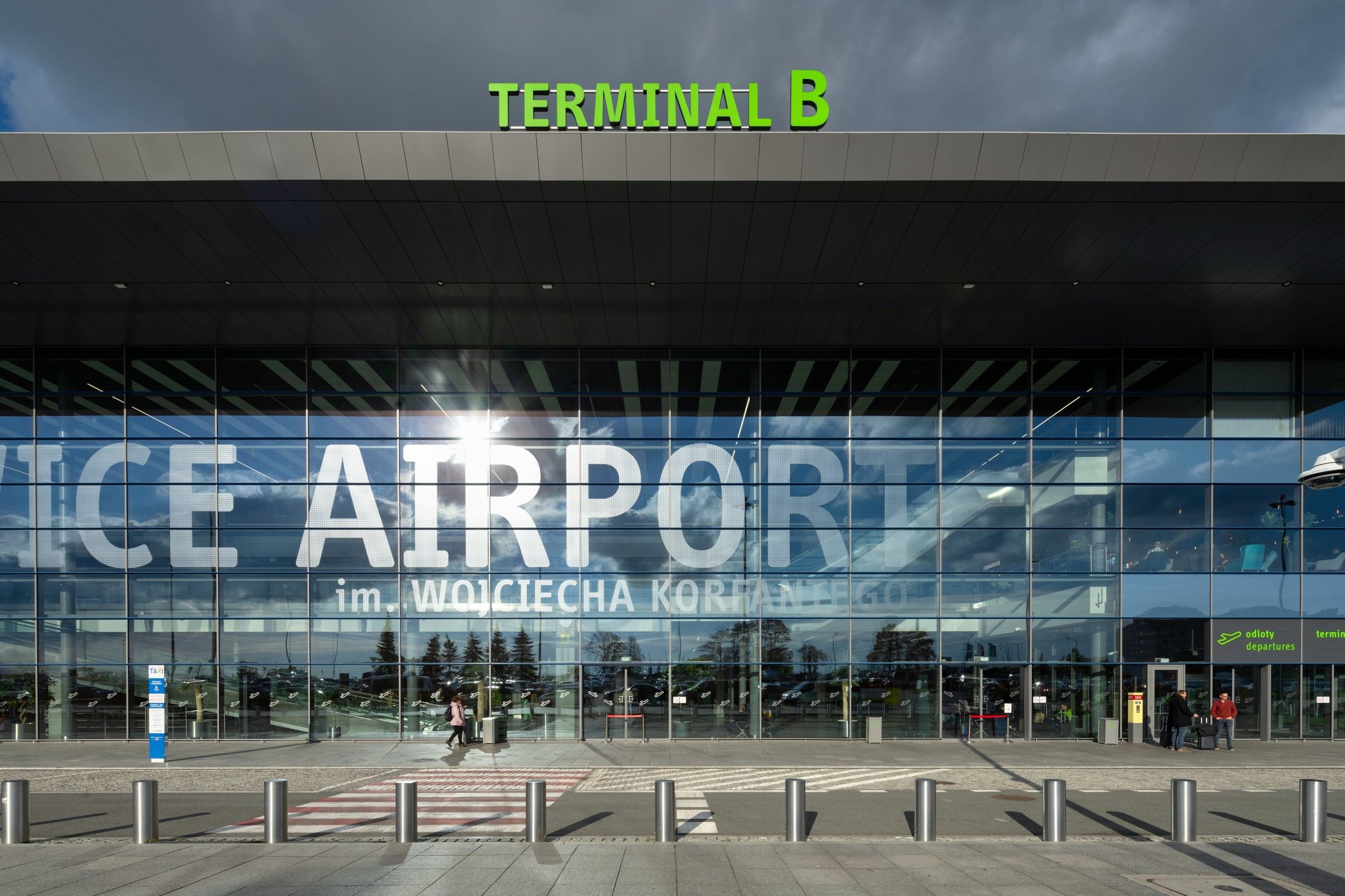 Aluminiumfassaden von WIŚNIOWSKI am Flughafen Katowice 