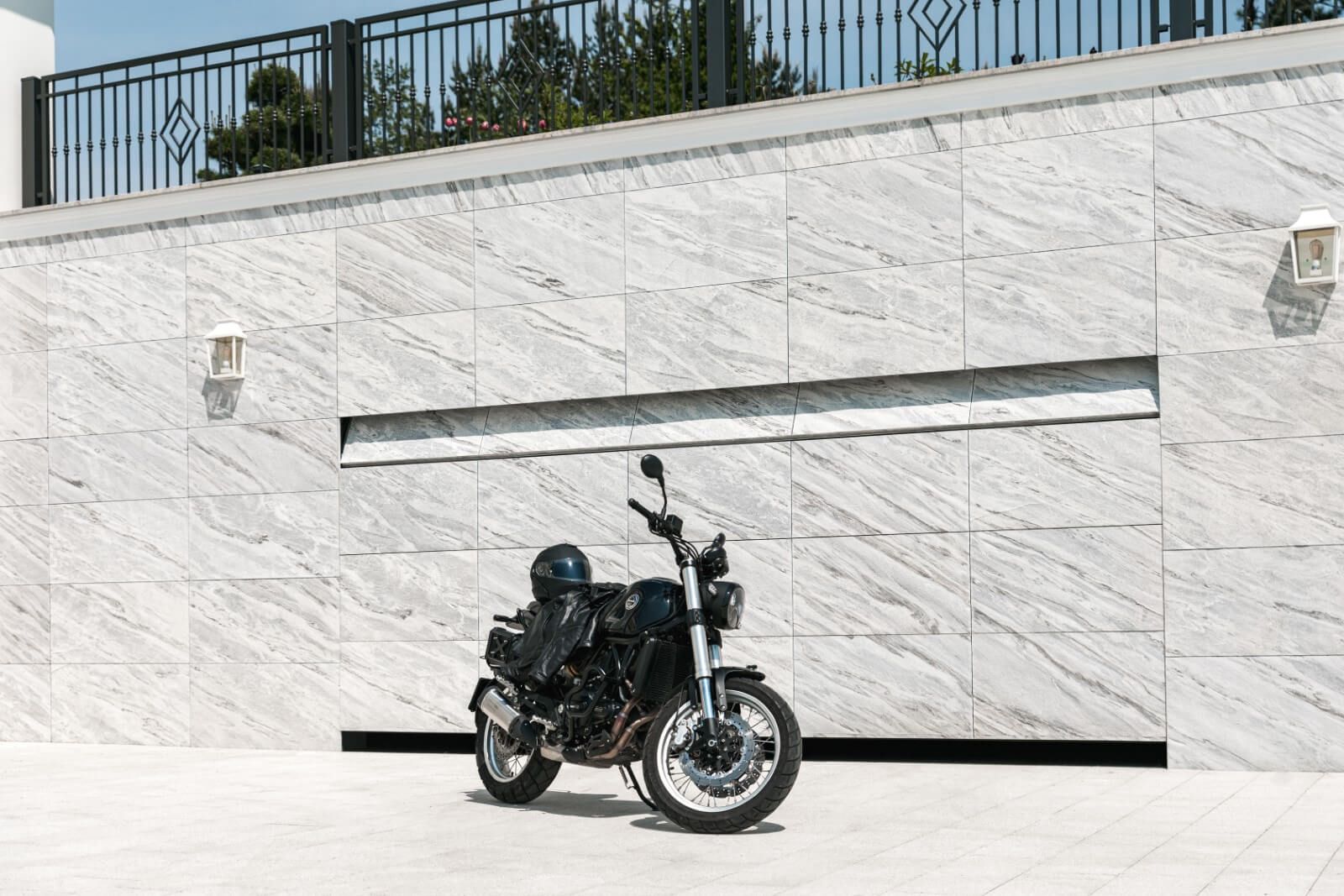 Fassadentor für die Garage aus Stein