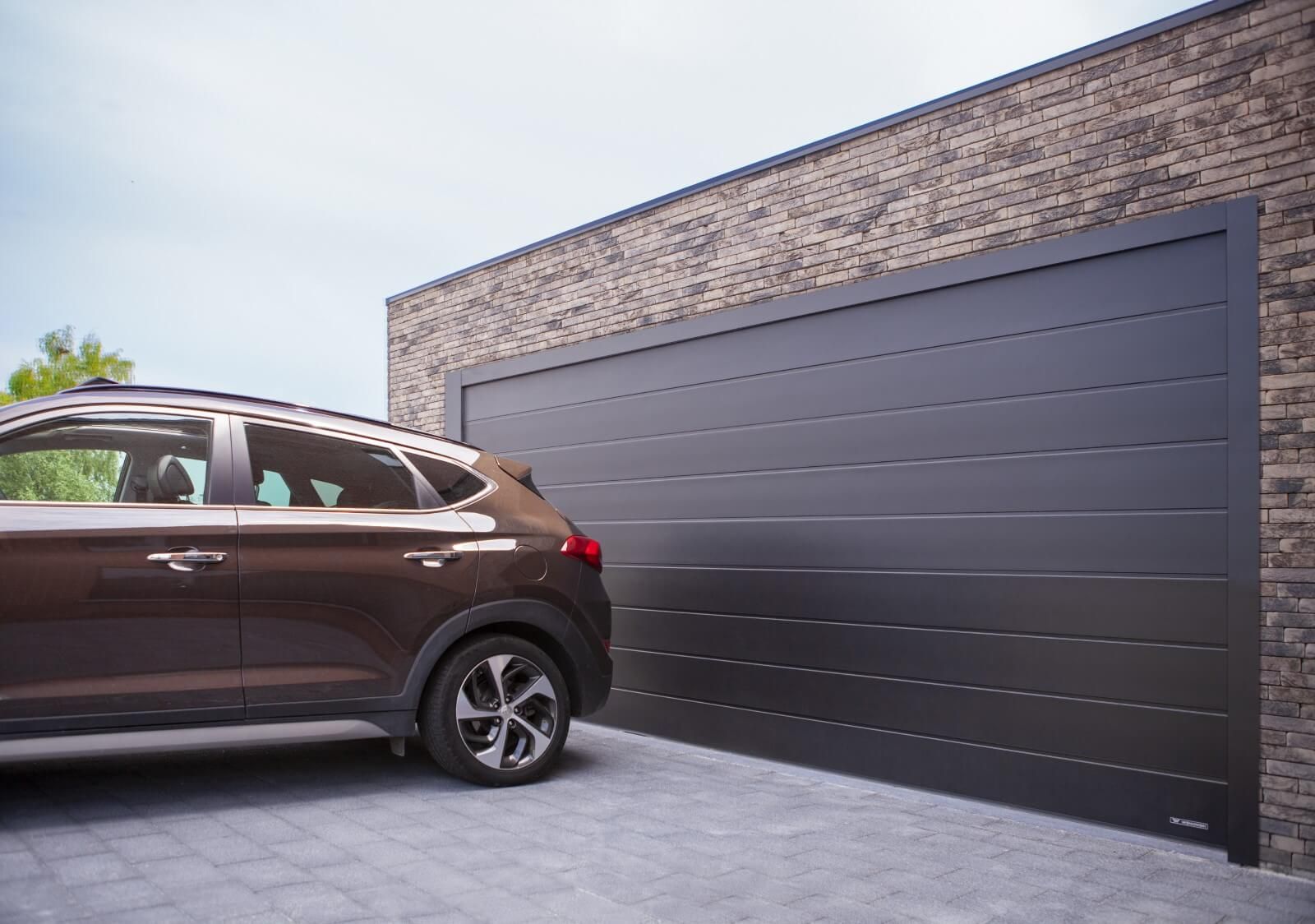 Garagentor für modernisierte Gebäude
