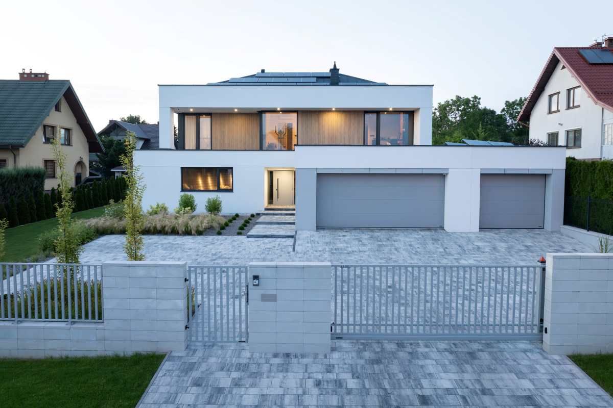 Ein sicheres Zuhause für Kinder und Haustiere – worauf Sie bei der Wahl von Tor und Zaun achten sollten
