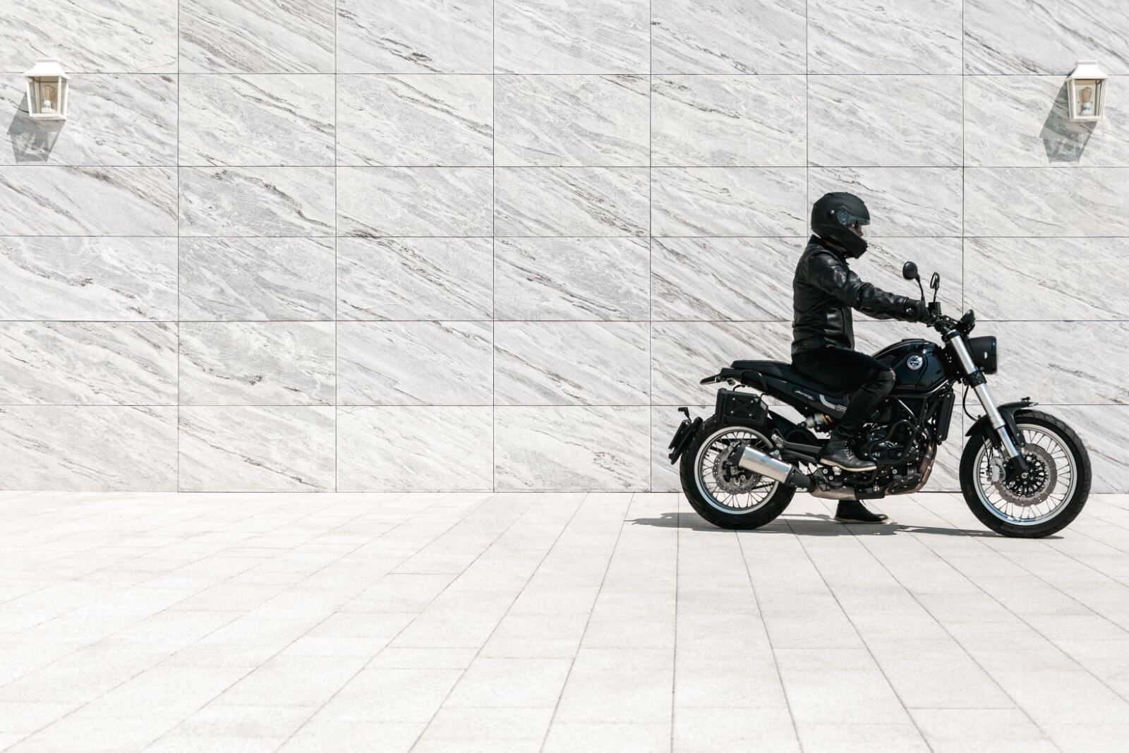 Garagentor aus Stein für die Fassade