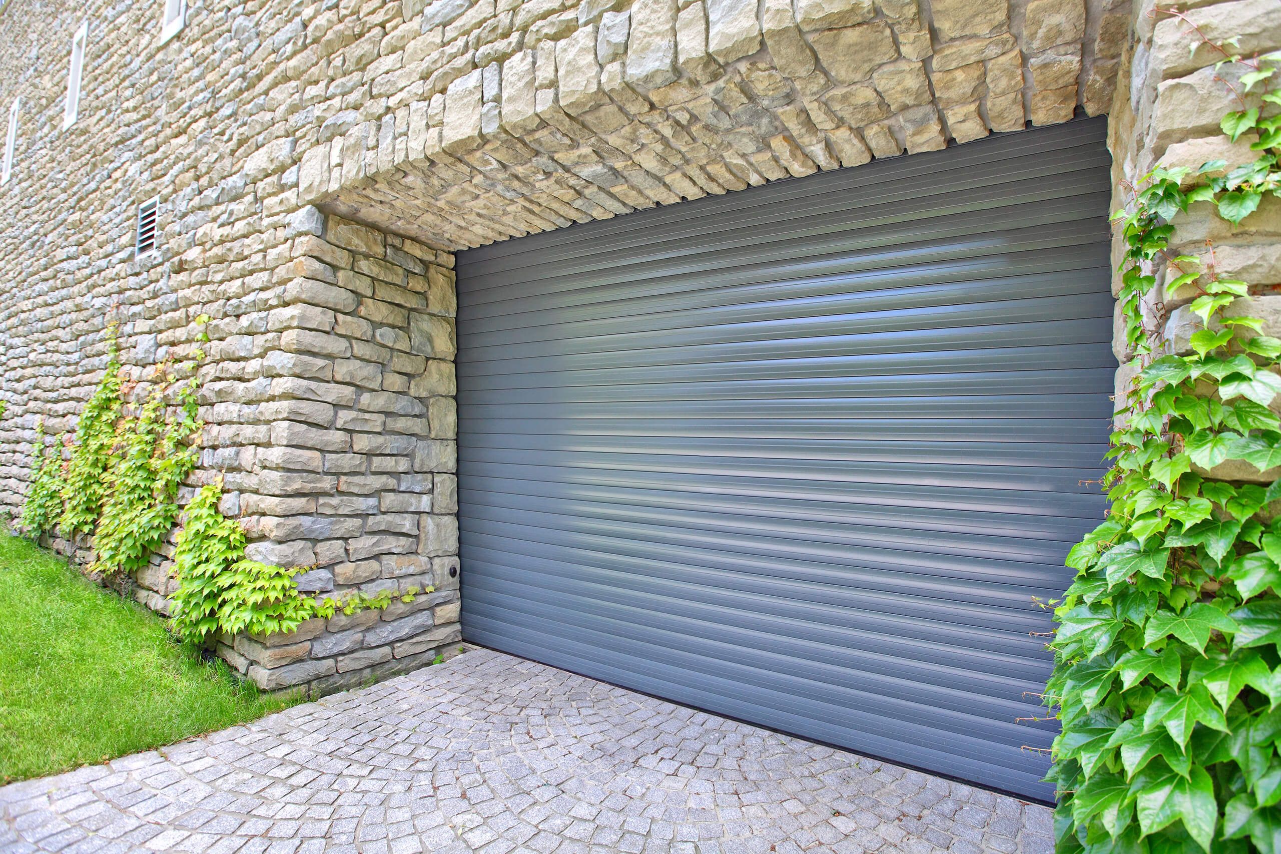 Rolltor für die Garage – lohnt sich die Investition?