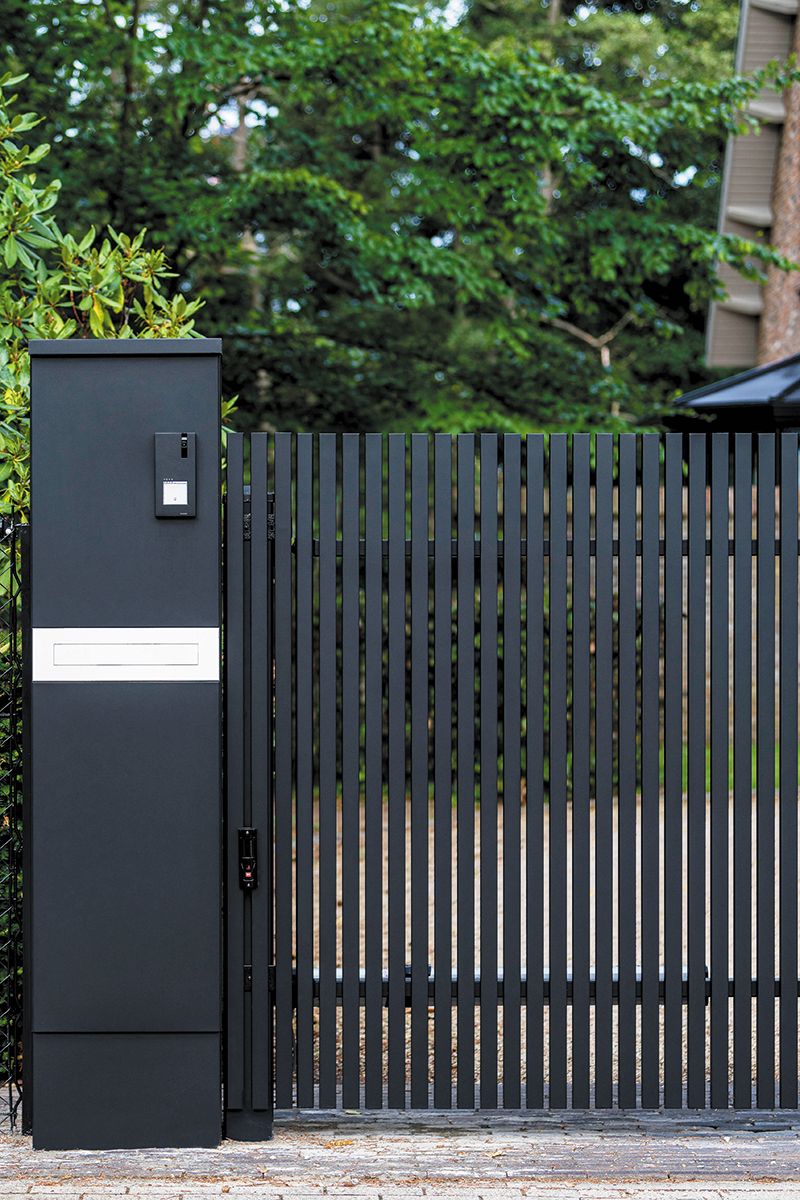 Zaunpfosten mit Briefschlitzen