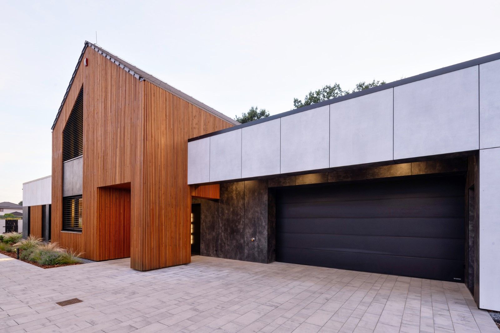 Ruhe und Komfort – wie WIŚNIOWSKI Garagentore den Lärm reduzieren und die Akustik in der Garage verbessern